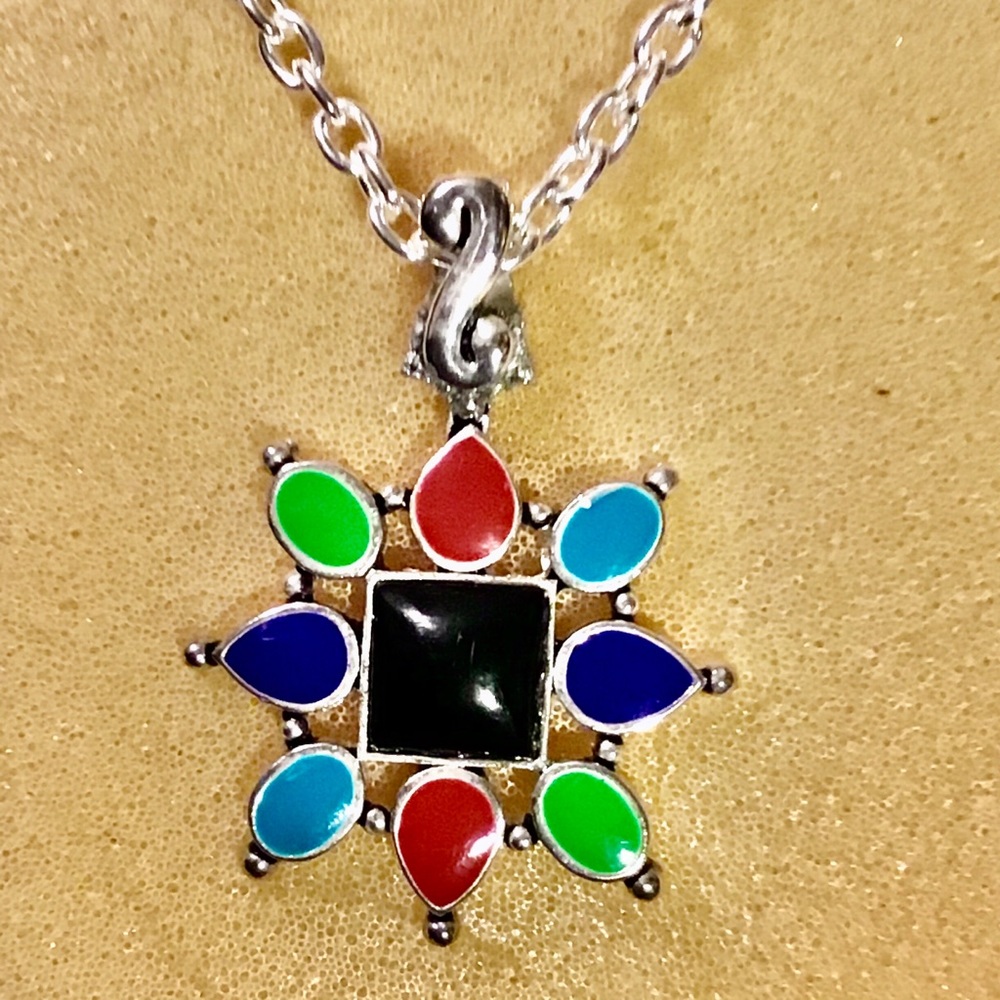 Beautiful necklace and earrings set - Picture 2 of 6